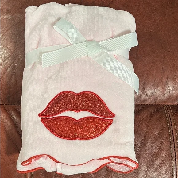 Kassatex Pink and Red Lip Bath Mat and 2 hand towels - Picture 2 of 6